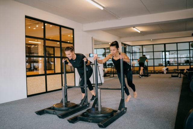 Het verschil tussen personal training en de sportschool